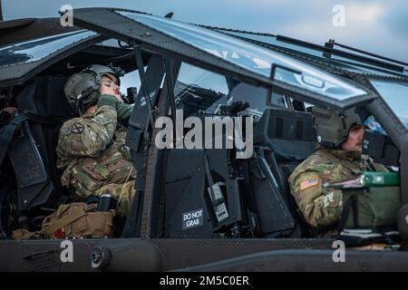 Task Force Palehorse, zugewiesen zum 7. Geschwader, 17. Kavallerie-Regiment der 1. Luftkavallerie-Brigade, trifft am 25. Februar 2022 in Polen ein. Die Luftkavallerie-Brigade hat AH-64-Apachen und UH-60-Blackhawks von Griechenland nach Polen verlegt, um die Entscheidung der Vereinigten Staaten zu unterstützen, ihre militärische Präsenz und ihre militärischen Aktivitäten in Europa im Rahmen ihres soliden und anhaltenden Engagements für ihre NATO-Verbündeten und -Partner zu verstärken. Stockfoto