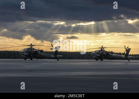 Task Force Palehorse, zugewiesen zum 7. Geschwader, 17. Kavallerie-Regiment der 1. Luftkavallerie-Brigade, trifft am 25. Februar 2022 in Polen ein. Die Luftkavallerie-Brigade hat AH-64-Apachen und UH-60-Blackhawks von Griechenland nach Polen verlegt, um die Entscheidung der Vereinigten Staaten zu unterstützen, ihre militärische Präsenz und ihre militärischen Aktivitäten in Europa im Rahmen ihres soliden und anhaltenden Engagements für ihre NATO-Verbündeten und -Partner zu verstärken. Stockfoto