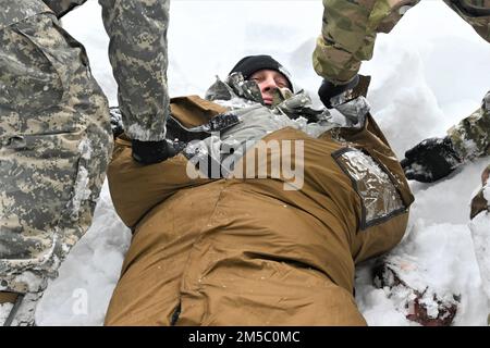 Soldaten des Alaska-Kommandos nehmen an der arktischen medizinischen Ausbildung am Medical Simulation Training Center in Fort Wainwright Teil, als Teil der Übung Arctic Edge 2022. Das Training bot den Teilnehmern Informationen zur Erkennung und Behandlung von Verletzungen bei kaltem Wetter sowie praktische Übungen im Tiefschnee. (Foto von Eve Baker, Fort Wainwright Public Affairs Office) Stockfoto