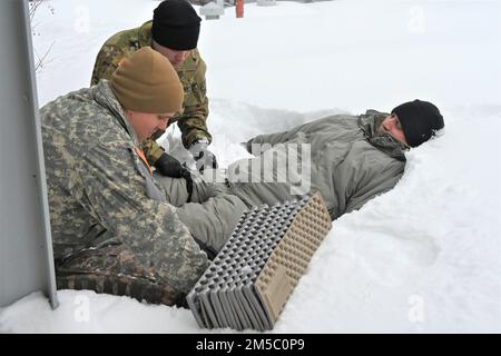 Soldaten des Alaska-Kommandos nehmen an der arktischen medizinischen Ausbildung am Medical Simulation Training Center in Fort Wainwright Teil, als Teil der Übung Arctic Edge 2022. Das Training bot den Teilnehmern Informationen zur Erkennung und Behandlung von Verletzungen bei kaltem Wetter sowie praktische Übungen im Tiefschnee. (Foto von Eve Baker, Fort Wainwright Public Affairs Office) Stockfoto