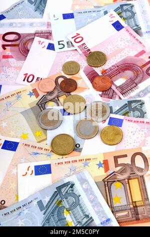 Verschiedene Euro-Banknoten, Banknoten, Kleingeld, Bargeld, Münzen Stockfoto