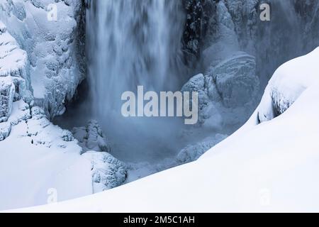Dettifoss-Wasserfall mit eisiger und schneebedeckter Felswand, Eyestra im Norden Islands, Island Stockfoto
