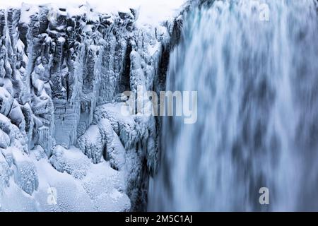 Dettifoss-Wasserfall mit eisiger und schneebedeckter Felswand, Eyestra im Norden Islands, Island Stockfoto