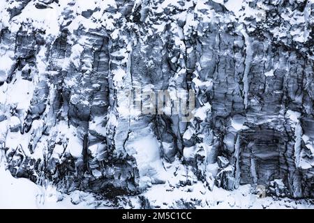 Eisbedeckte und schneebedeckte Felswand in der Nähe des Wasserfalls Dettifoss, Nördliche isländische Eyestra, Island Stockfoto