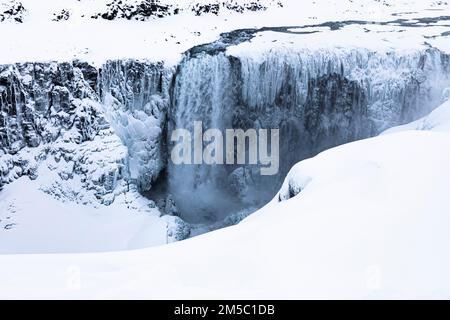 Dettifoss Wasserfall mit eisiger und schneebedeckter Felswand, schneebedeckte Landschaft, Eyestra in Nordisland, Island Stockfoto