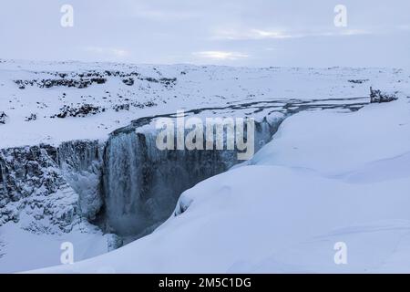 Dettifoss Wasserfall mit eisiger und schneebedeckter Felswand, schneebedeckte Landschaft, Eyestra in Nordisland, Island Stockfoto