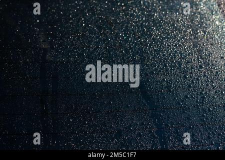 Fahrzeugheckscheibe mit Regentropfen-Texturhintergrund Stockfoto