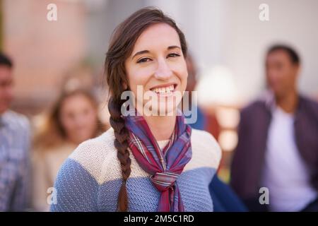 Meine Erfolgsgeschichte beginnt hier. Porträt eines Universitätsstudenten auf dem Campus. Stockfoto