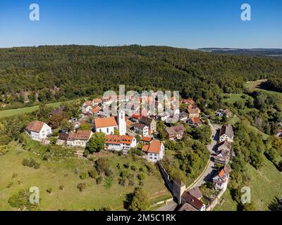 Luftaufnahme der historischen Altstadt von Aach im Hegau, Bezirk Constance, Baden-Württemberg, Deutschland Stockfoto