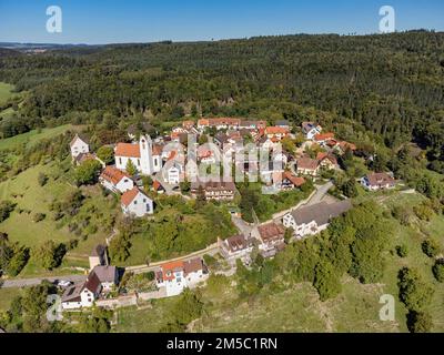 Luftaufnahme der historischen Altstadt von Aach im Hegau, Bezirk Constance, Baden-Württemberg, Deutschland Stockfoto