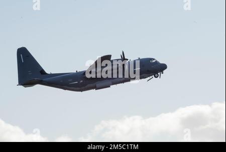 EIN US-AMERIKANISCHER Air Force MC-130 J Commando II, dem 352. Special Operations Wing zugewiesen, startet ab Royal Air Force Mildenhall, England, 25. Februar 2022. Das Kommando II fliegt eine Vielzahl von Luftbetankungsmissionen für Spezialhubschrauber und -Flugzeuge und unterstützt gleichzeitig das Eindringen, die Exfiltration und die Nachlieferung von Spezialeinsatzkräften. Stockfoto