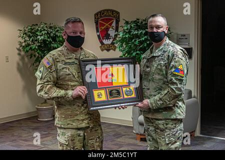 Chief Warrant Officer Brian Andermann, der 1. Armored Division Combat Aviation Brigade Aviation Maintenance Officer (BAMO), wird bei seiner Abschiedszeremonie von Oberst Geoffrey Whittenberg, Befehlshaber von 1AD CAB, 25. Februar 2021 in Fort Bliss, Texas, ausgezeichnet. Stockfoto