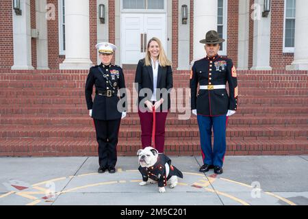 PARRIS ISLAND, S.C. (25. Februar 2022) Stellvertretender Sekretär der Marine für Energie, Anlagen und Umwelt und Wahrnehmung der Aufgaben des Untersekretärs der Marine Meredith Berger bei Brigg. General Julie L. Nethercot, kommandierender General des Marine Corps Recruit Depot (MCRD) Parris Island, Sergeant Major Edwin A. Mota, Depot Sgt. Maj. und Opha May, Depot Maskottchen nach der morgendlichen Farbenzeremonie auf MCRD Parris Island. Berger besuchte MCRD Parris Island und die Marine Corps Air Station (MCAS) Beaufort, um mehr über die Ausbildung der Marine Corps zu erfahren und Marines, Mitarbeiter, Rekruten und deren zu treffen Stockfoto