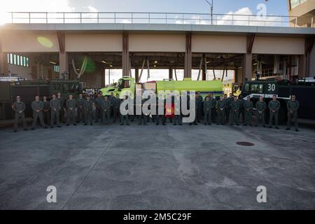 USA Marines, die an die Feuerwehr der Flugzeugrettung angeschlossen sind, Marine Corps Air Station Kaneohe Bay, posieren für ein Gruppenfoto, MCAS Kaneohe Bay, Marine Corps Base Hawaii, 25. Februar 2022. ARFF umfasst Notfallmaßnahmen, Minderung, Evakuierung und Rettung von Fluggästen und Flugzeugbesatzungen, die an Unfällen und Störungen in der Luftfahrt beteiligt sind. Stockfoto