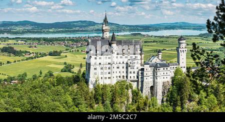 Schloss Neuschwanstein bei Hohenschwangau, Romantische Straße, Ostallgaeu, Bayern, Deutschland Stockfoto