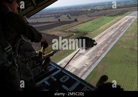 Ein Laderampe der US-Luftwaffe, der dem Special Operations Squadron 1., 353. Special Operations Wing, zugewiesen wurde, wirft während eines simulierten Versorgungsabfalls im Rahmen der Übung Cobra Gold 2022 in der Chandy Range im Königreich Thailand einen Sandsack aus einem MC-130J Commando II-Mehrzweckflugzeug, Februar 25, 2022. Die US-Streitkräfte trainierten zusammen mit ihren Gegenstücken der Royal Thai Army Forces, um Versorgungsabfälle in niedrigen Höhen zu simulieren. CG 22 ist die 41.. Auflage der internationalen Ausbildungsübung, die die Bereitschaft unterstützt und die Koordinierung bei zivilem Handeln und humanitärer Hilfe betont Stockfoto