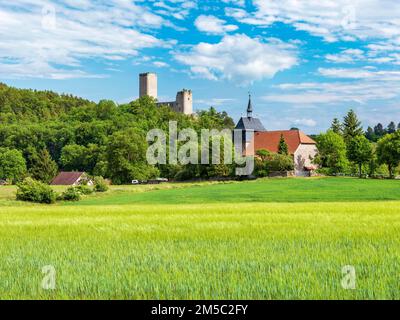 Ruine von Schloss Ehrenstein und Dorfkirche, Stadtilm, Thüringen, Deutschland Stockfoto