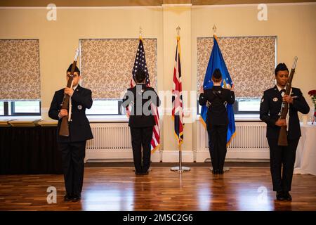 Mitglieder der 423. Air Base Group Honor Guard präsentieren die Farben auf der RAF Alconbury, England, am 25. Februar 2022. Die Mitglieder der RAFA Honor Guard lieferten Farbdetails zur Unterstützung der jährlichen Preisverleihung 501. im Combat Support Wing. Stockfoto