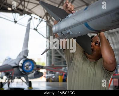 Staff Sgt. Rodrick Carter, 96. Flugzeugwartungsschwadron Blue, sichert AIM-120-Flossen während des jährlichen Waffenladungswettbewerbs am 25. Februar auf dem Luftwaffenstützpunkt Eglin, Florida. Der schnelle Wettbewerb testet das Wissen und die Kompetenz der Airmen. Die siegreiche Besatzung soll im April beim Bankett der Maintenance Professionals of the Year bekannt gegeben werden. (USA Air Force Photo/Ilka Cole) Stockfoto