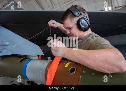 Staff Sgt. Jacob Leasum, 96. Flugzeugwartungsschwadron Blue, sichert die Verkabelung eines GBU-12 während des jährlichen Waffenladungswettbewerbs am 25. Februar auf dem Luftwaffenstützpunkt Eglin, Florida. Der schnelle Wettbewerb testet das Wissen und die Kompetenz der Airmen. Die siegreiche Besatzung soll im April beim Bankett der Maintenance Professionals of the Year bekannt gegeben werden. (USA Air Force Photo/Ilka Cole) Stockfoto