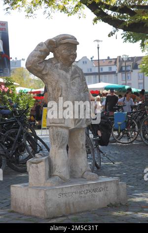 Skulptur und Figur Matchstick Carls von Karl Winterkorn 1880-1939, man, Weekly Market, Wilhelmsplatz, Marktplatz, Main, Offenbach, Hessen, Deutschland Stockfoto