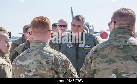 USA Air Force General Mike Minihan, Air Mobility Command Commander, applaudiert Airmen vom 157. Air Tanken Flügel und dem 22. ARW für ihre schnelle und effiziente Truppenintegration auf der Pease Air National Guard Base, New Hampshire, 27. Februar 2022. Sowohl die Active Duty Airmen als auch die Guardsmen arbeiten daran, sicherzustellen, dass ihre KC-46-Flugzeuge mit einzigartigen Luftbetankungs- und Konnektivitätsfunktionen für jede Herausforderung gerüstet sind. Stockfoto