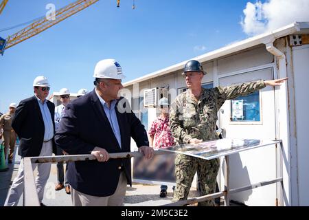 GEMEINSAMER STÜTZPUNKT PEARL HARBOR HICKAM, Hawaii (27. Februar 2022)- der Marineminister Carlos Del Toro sieht sich den vorgeschlagenen Standort Dry Dock 5 in der Pearl Harbor Naval Shipyard and Intermediate Maintenance Facility an. Das Shipyard Infrastructure Optimization Program unterstützt die zukünftige Wartung von U-Booten der Virginia-Klasse und optimiert die Arbeit in der Werft. Minister Del Toro ist in Hawaii, um mit Familien und hochrangigen Beamten zusammenzutreffen und sich aus erster Hand über die Fortschritte zu informieren, die bei der Wiederherstellung und dem Schutz des sicheren Trinkwassers der Insel erzielt wurden. Stockfoto