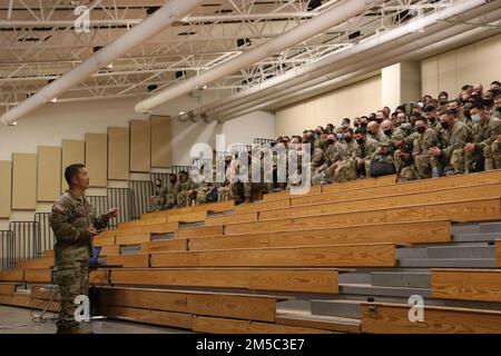 USA Armeekollege Peter Moon, Befehlshaber des 1. Panzerbrigade-Kampfteams, 3. Infanteriedivision, gibt den Soldaten unter seinem Kommando vor ihrer Abreise in die USA den Zweck und die Richtung vor Einsatzgebiet der Army Europe and Africa, vom Hunter Army Airfield, Georgia, 27. Februar 2022. Der 1. ABCT, 3. ID in Fort Stewart wurde befohlen, nach Deutschland zu entsenden, um NATO-Verbündete zu beruhigen, russische Aggressionen abzuschrecken und bereit zu sein, eine Reihe anderer Anforderungen in der Region zu unterstützen. Stockfoto