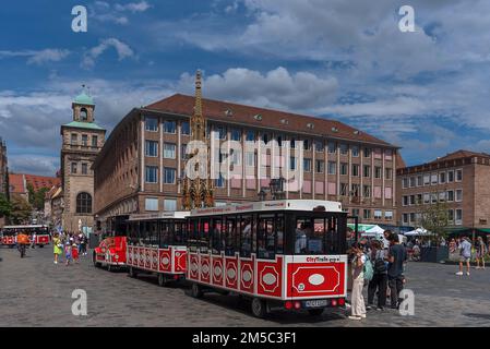 Touristenzug am Hauptmarktplatz, an der Altstadt und am Neuen Rathaus sowie am Schönen Brunnen, Nürnberg, Mittelfrankreich, Bayern, Deutschland Stockfoto