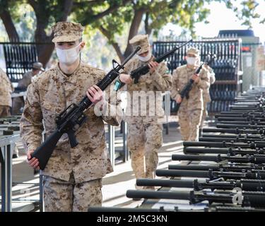 USA Rekrut des Marine Corps Kyle V. Giudice, Rekrut der Kilo Company, 3. Rekrutierungs-Trainingsbataillon, trägt ein M16A4-Dienstgewehr während der Waffenausstellung im Marine Corps Recruit Depot, San Diego, 28. Februar 2022. Die Rekruten marschieren und manövrieren mit ihren Gewehren, um sich auf die ersten und letzten Bohrtests vorzubereiten. Giudice wurde aus Bismarck, N.D. rekrutiert, mit der Rekrutierungs-Umspannstation Bismarck in N.D. Stockfoto