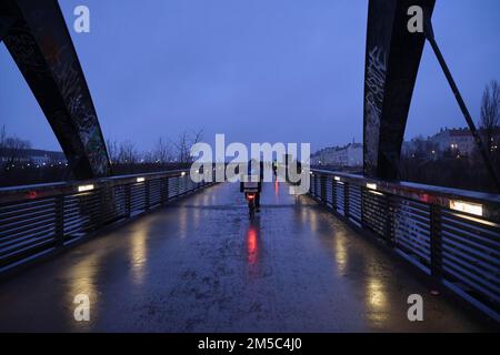 Deutschland, Berlin, 12. 01. 2022, Schwedter Steg im Regen, Fahrradkurier, Essenslieferung Stockfoto