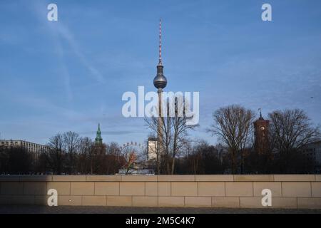 Deutschland, Berlin, 22. 12. 2021, Blick von Stadtschloss (Humboldt Forum), Marienkirche (St. Marien), Park Inn Hotel, Fernsehturm, Rotes Rathaus, Mitte Stockfoto