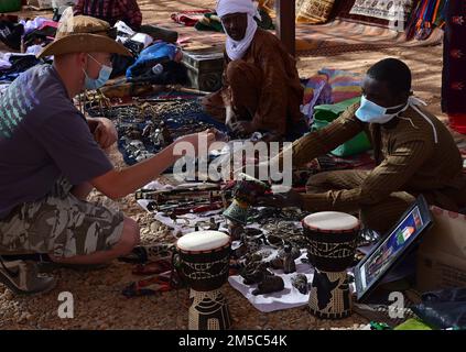 EIN US-AMERIKANISCHER Ein Mitglied des Dienstes kauft eine Trommel während eines Basars auf der Nigerien Air Base 201, Agadez, Niger, 27. Februar 2022. US-Mitglieder kauften auf dem Basar Waren im Wert von ca. 10.532.000 westafrikanischen CFA-Francs (18K USD). Veranstaltungen wie diese stärken die Beziehungen zwischen den USA und Niger und stimulieren die lokale wirtschaftliche Entwicklung. Stockfoto