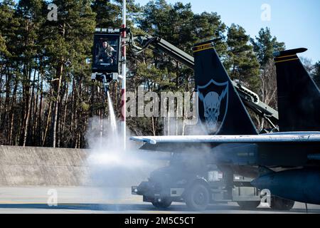 USA Air Force Tech. Sergeant Vincent Edwards, ein Motorenhandwerker, der der 748. Flugzeugwartungsschwadron zugeteilt wurde, enteißt einen US-amerikanischen Air Force F-15C Eagle der 493. Kampfgeschwader zugeteilt, vom Royal Air Force Base Lakenheath in Łask Polen, 28. Februar 2022. Der AMXS 748. wird in Łask Polen eingesetzt, um die NATO-Missionen zur Verstärkung der Luftpolizei zu unterstützen. Stockfoto