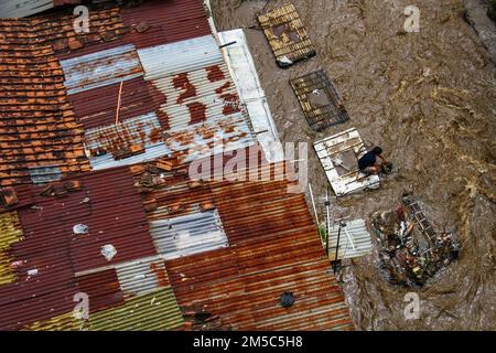 Bandung, West Java, Indonesien. 28. Dezember 2022. Am Ufer des Flusses Cikapundung in Bandung ist ein Mann zu sehen. Auf der Grundlage von Daten des Umweltamtes der Stadt Bandung (DLH) wird die Qualität des Flusswassers der Stadt Bandung im Jahr 2021 als schlecht (leicht verschmutzt) oder mit einem Index von 47,5 eingestuft (Kreditbild: © Algi Febri Sugita/ZUMA Press Wire). Stockfoto