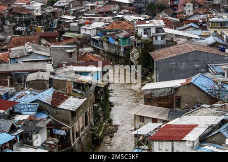 Bandung, West Java, Indonesien. 28. Dezember 2022. Allgemeiner Blick auf ein Wohngebiet am Ufer des Flusses Cikapundung in Bandung. Auf der Grundlage von Daten des Umweltamtes der Stadt Bandung (DLH) wird die Qualität des Flusswassers der Stadt Bandung im Jahr 2021 als schlecht (leicht verschmutzt) oder mit einem Index von 47,5 eingestuft (Kreditbild: © Algi Febri Sugita/ZUMA Press Wire). Stockfoto