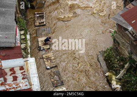 Bandung, West Java, Indonesien. 28. Dezember 2022. Am Ufer des Flusses Cikapundung in Bandung ist ein Mann zu sehen. Auf der Grundlage von Daten des Umweltamtes der Stadt Bandung (DLH) wird die Qualität des Flusswassers der Stadt Bandung im Jahr 2021 als schlecht (leicht verschmutzt) oder mit einem Index von 47,5 eingestuft (Kreditbild: © Algi Febri Sugita/ZUMA Press Wire). Stockfoto