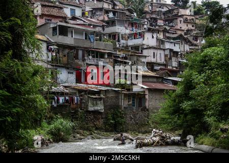 Bandung, West Java, Indonesien. 28. Dezember 2022. Allgemeiner Blick auf ein Wohngebiet am Ufer des Flusses Cikapundung in Bandung. Auf der Grundlage von Daten des Umweltamtes der Stadt Bandung (DLH) wird die Qualität des Flusswassers der Stadt Bandung im Jahr 2021 als schlecht (leicht verschmutzt) oder mit einem Index von 47,5 eingestuft (Kreditbild: © Algi Febri Sugita/ZUMA Press Wire). Stockfoto