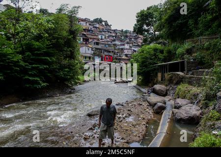 Bandung, West Java, Indonesien. 28. Dezember 2022. Am Ufer des Flusses Cikapundung in Bandung ist ein Mann zu sehen. Auf der Grundlage von Daten des Umweltamtes der Stadt Bandung (DLH) wird die Qualität des Flusswassers der Stadt Bandung im Jahr 2021 als schlecht (leicht verschmutzt) oder mit einem Index von 47,5 eingestuft (Kreditbild: © Algi Febri Sugita/ZUMA Press Wire). Stockfoto