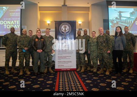 USA Marines und USA Matrosen versammeln sich für ein Gruppenfoto bei der Navy and Marine Corps Relief Society (NMCRS) Fund Driver Kick-Off an der Marine Corps Base Quantico, Virginia, 28. Februar 2022. Ziel des Fund Drive Kick-Off ist es, das Bewusstsein für die NMCRS-Mission zu schärfen und Angehörigen der US-amerikanischen Marine, anspruchsberechtigten Familienmitgliedern und Überlebenden finanzielle, Bildungs- und sonstige Hilfe zu gewähren, wenn sie Hilfe benötigen. Stockfoto