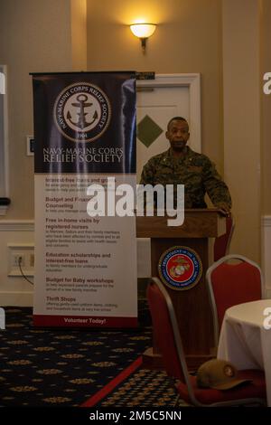 USA Marinekorps Oberst Michael L. Brooks, der kommandierende Offizier der Marinekorps-Basis Quantico, spricht bei der Navy and Marine Corps Relief Society (NMCRS) Fund Driver Kick-Off auf der Marinekorps-Basis Quantico, Virginia, 28. Februar 2022. Ziel des Fund Drive Kick-Off ist es, das Bewusstsein für die NMCRS-Mission zu schärfen und Angehörigen der US-amerikanischen Marine, anspruchsberechtigten Familienmitgliedern und Überlebenden finanzielle, Bildungs- und sonstige Hilfe zu gewähren, wenn sie Hilfe benötigen. Stockfoto