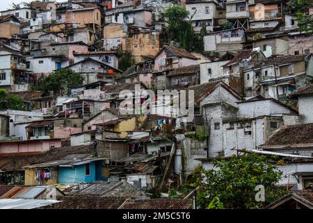 Bandung, West Java, Indonesien. 28. Dezember 2022. Allgemeiner Blick auf ein Wohngebiet am Ufer des Flusses Cikapundung in Bandung. Auf der Grundlage von Daten des Umweltamtes der Stadt Bandung (DLH) wird die Qualität des Flusswassers der Stadt Bandung im Jahr 2021 als schlecht (leicht verschmutzt) oder mit einem Index von 47,5 eingestuft (Kreditbild: © Algi Febri Sugita/ZUMA Press Wire). Stockfoto