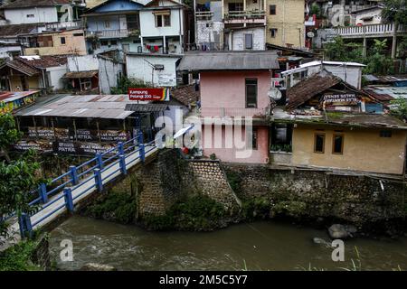 Bandung, West Java, Indonesien. 28. Dezember 2022. Allgemeiner Blick auf ein Wohngebiet am Ufer des Flusses Cikapundung in Bandung. Auf der Grundlage von Daten des Umweltamtes der Stadt Bandung (DLH) wird die Qualität des Flusswassers der Stadt Bandung im Jahr 2021 als schlecht (leicht verschmutzt) oder mit einem Index von 47,5 eingestuft (Kreditbild: © Algi Febri Sugita/ZUMA Press Wire). Stockfoto