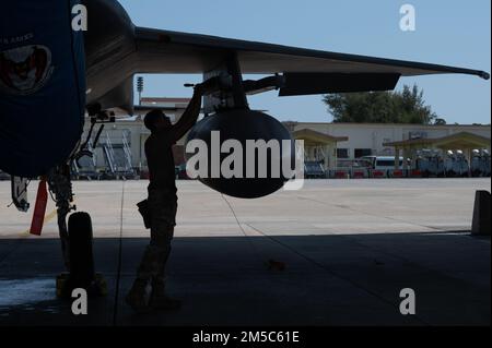 Airman 1. Class Daishon Grants, 44. Aircraft Maintenance Unit Waffenladung Crew Mitglied, bereitet einen F-15 Eagle für die Generierung am Kadena Air Base, Japan, am 28. Februar 2021 vor. Ziel der Schulung ist es, die Fähigkeit der Basis zu bewerten, ihre Mission zur Unterstützung der US-Allianz mit Japan und anderen Partnerländern zu erfüllen und so die Stabilität und Sicherheit eines freien und offenen Indo-Pazifik zu gewährleisten. Stockfoto