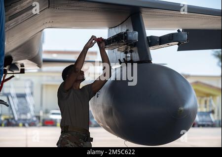 Airman 1. Class Daishon Grants, 44. Aircraft Maintenance Unit Waffenladung Crew Mitglied, bereitet einen F-15 Eagle für die Generierung am Kadena Air Base, Japan, am 28. Februar 2021 vor. Das 18. Aircraft Maintenance Squadron ist für die Wartung, Generierung und Mobilisierung des F-15 Eagle verantwortlich. Stockfoto