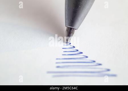 Blauer Kugelschreiber auf weißem Papier, Soft-Focus-Makro Stockfoto