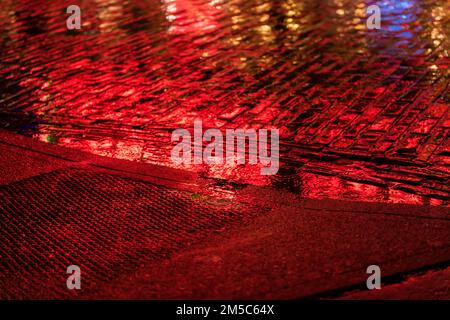 Seattle, USA. 27. Dezember 2022. Der Pike Pace Market in der Innenstadt ist am frühen Abend von starkem Wind und der Landflucht aus bewacht. James Anderson/Alamy Live News Stockfoto