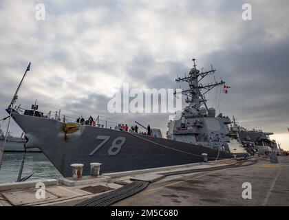 220228-N-TI693-1089 MARINESTÜTZPUNKT ROTA, Spanien (28. Februar 2022) der Arleigh-Burke-Klasse-Guided-Missile Destroyer USS Porter (DDG 78) trifft am Marinestützpunkt Rota am 28. Februar 2022 ein. Porter ist auf einem geplanten Einsatz in den USA Sechster Flottenbereich zur Unterstützung der nationalen Interessen und der Sicherheit der USA in Europa und Afrika. Stockfoto