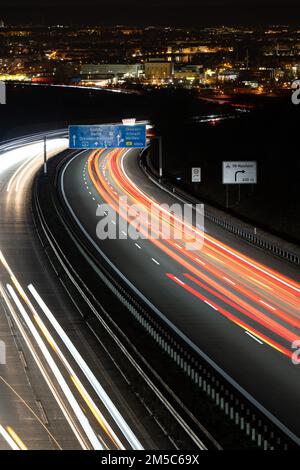 Dresden, Deutschland. 28. Dezember 2022. Autos fahren über die Autobahn 4 und hinterlassen leichte Wege. Am Mittwoch erwarten die Menschen in Sachsen Wind und Sturm. Es bleibt größtenteils trocken, wie der deutsche Wetterdienst (DWD) am Morgen angekündigt hat. Dementsprechend beginnt der Tag mit isolierten Duschen am Morgen, aber sie werden sich schnell auflösen. (Effekt aufgrund langer Belichtung). Kredit: Sebastian Kahnert/dpa/Alamy Live News Stockfoto