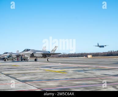 EIN US-AMERIKANISCHER Air Force C-130J Hercules Aircraft vom Ramstein Air Base landet am 28. Februar 2022 auf dem Luftwaffenstützpunkt Ämari, Estland. Mitglieder des 48. Kampfflügels vom Royal Air Force Lakenheath, des 52. Kampfflügels vom Luftwaffenstützpunkt Spangdahlem, des 388. Kampfflügels vom Luftwaffenstützpunkt Hill und des 435. Luftwaffenstützpunktes vom Luftwaffenstützpunkt Ramstein wurden nach Ämari ab entsandt, um die kollektive Verteidigung der NATO und die verstärkte Polizeimission der Luftwaffe zu unterstützen. Stockfoto